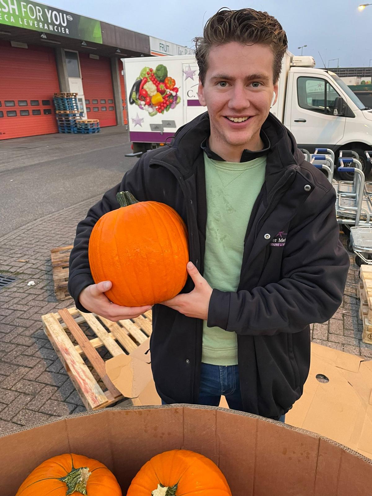 Gijs met halloweenpompoenen