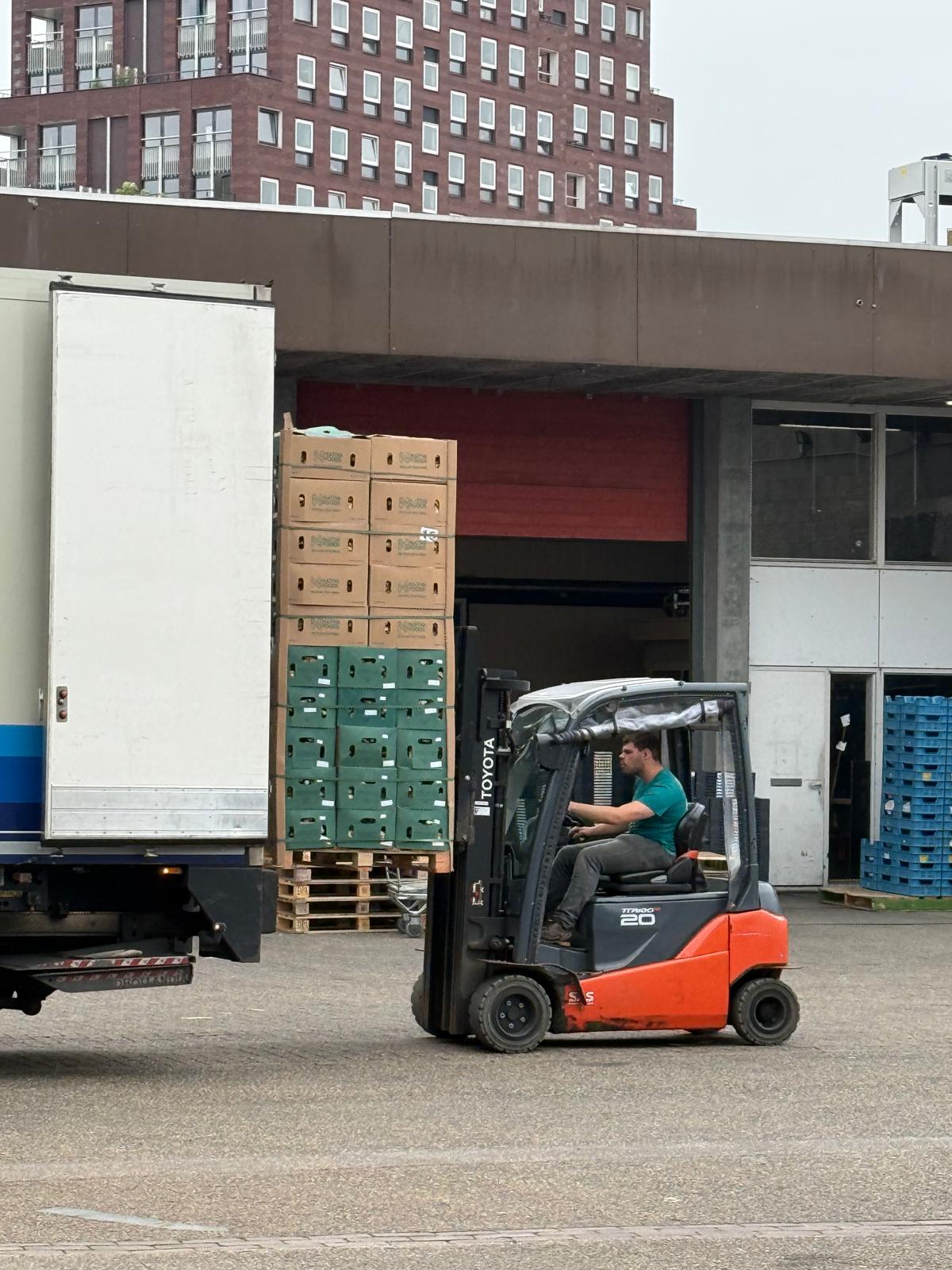 Wieger op de heftruck